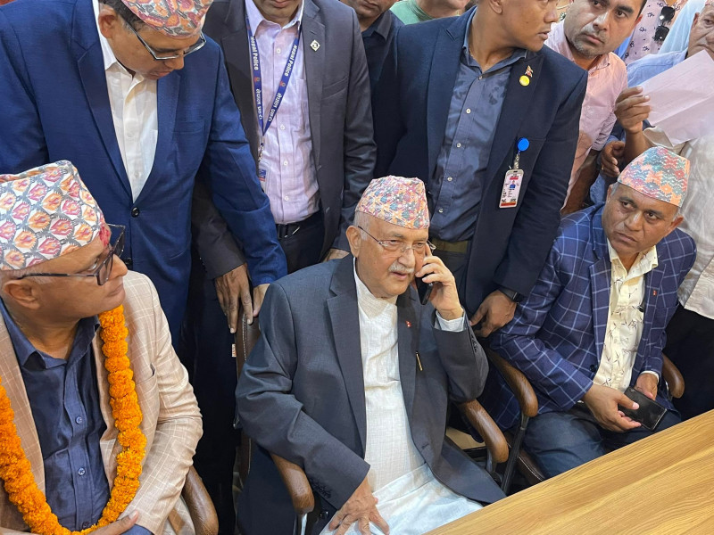 मनाेनयन दर्ता गराउँदा पनि ओली फाेनमै व्यस्त (तस्वीरहरू)